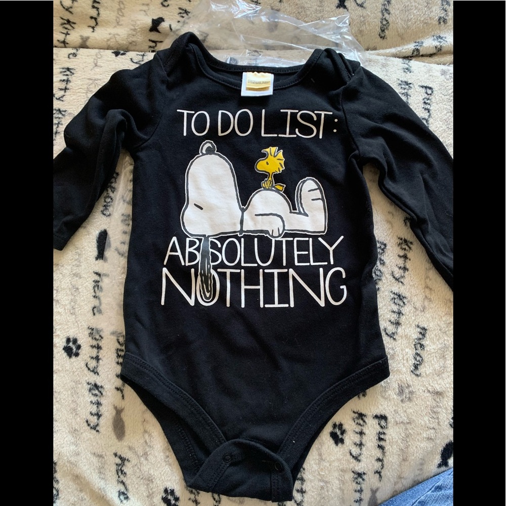 Peanuts black onesie to do list size 12-18 months